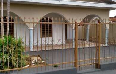 Imagem: A casa possui 2 Dormitórios, 3 Vagas na garagem e está localizado