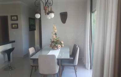 Imagem: A casa possui 3 Dormitórios, 3 Banheiros, 2 Vagas na garagem