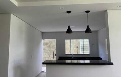 Imagem: A casa possui 3 Dormitórios, 2 Banheiros, 2 Vagas na garagem