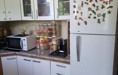 Imagem: A casa possui 3 Dormitórios, 2 Banheiros, 2 Vagas na garagem