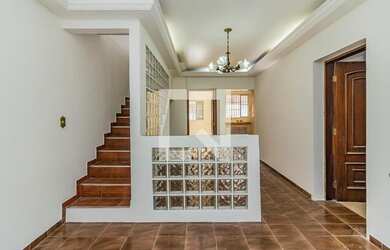 Imagem: A casa possui 3 Dormitórios, 2 Banheiros, 1 Vaga na garagem