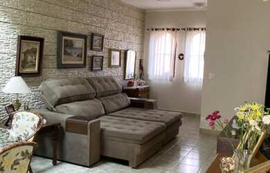 Imagem: A casa possui 3 Dormitórios, 3 Banheiros, 3 Vagas na garagem