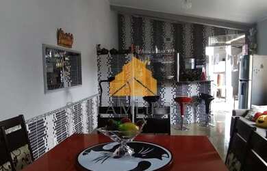 Imagem: A casa possui 4 Dormitórios, 1 Banheiro, 2 Vagas na garagem