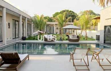 Imagem: A casa em condomínio possui 5 Dormitórios, 5 Banheiros, 698m²