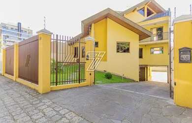 Imagem: A casa possui 4 Dormitórios, 5 Banheiros, 5 Vagas na garagem