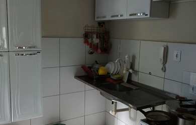 Imagem: O apartamento possui 2 Dormitórios, 1 Banheiro, 1 Vaga na garagem