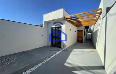 Imagem: A casa possui 2 Dormitórios, 2 Banheiros, 2 Vagas na garagem