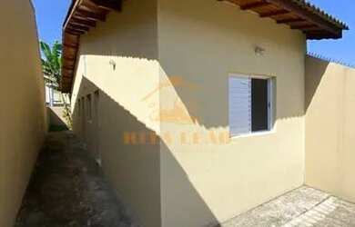 Imagem: A casa possui 2 Dormitórios, 1 Banheiro, 2 Vagas na garagem