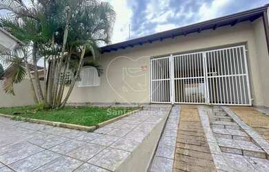 Imagem: A casa possui 3 Dormitórios, 1 Banheiro, 3 Vagas na garagem