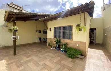 Imagem: A casa possui 2 Dormitórios, 2 Banheiros e está localizado