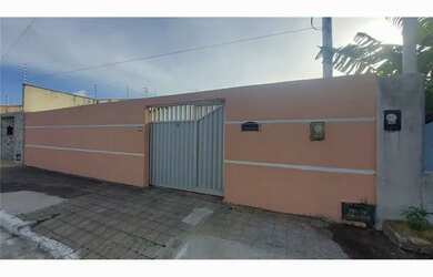 Imagem: A casa possui 3 Dormitórios, 2 Banheiros, 3 Vagas na garagem