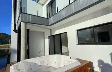 Imagem: A casa em condomínio possui 3 Dormitórios, 4 Banheiros, 2