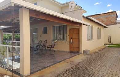 Imagem: A casa possui 3 Dormitórios, 3 Banheiros, 5 Vagas na garagem