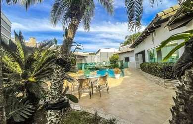 Imagem: A casa possui 4 Dormitórios, 5 Banheiros, 5 Vagas na garagem