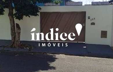 Imagem: A casa possui 2 Dormitórios, 1 Banheiro, 2 Vagas na garagem