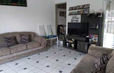 Imagem: A casa possui 4 Dormitórios, 2 Banheiros, 2 Vagas na garagem