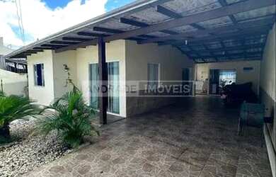 Imagem: A casa possui 4 Dormitórios, 2 Banheiros, 3 Vagas na garagem