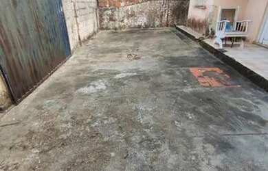 Imagem: A casa possui 2 Dormitórios, 1 Banheiro, 2 Vagas na garagem