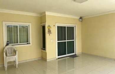 Imagem: A casa possui 3 Dormitórios, 2 Banheiros, 2 Vagas na garagem