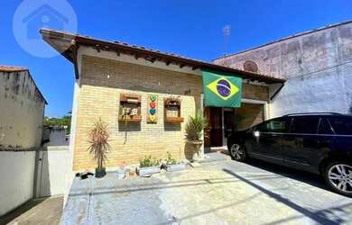 Imagem: A casa possui 2 Dormitórios, 2 Banheiros, 4 Vagas na garagem