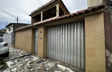 Imagem: A casa possui 2 Dormitórios, 2 Banheiros, 2 Vagas na garagem