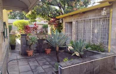 Imagem: A casa possui 5 Dormitórios, 2 Banheiros, 2 Vagas na garagem