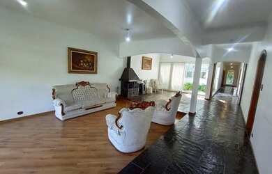 Imagem: A casa possui 5 Dormitórios, 5 Banheiros, 5 Vagas na garagem