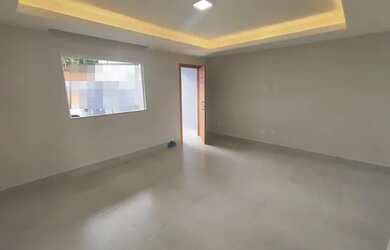 Imagem: A casa possui 3 Dormitórios, 3 Banheiros, 2 Vagas na garagem