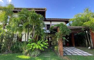 Imagem: A casa possui 4 Dormitórios, 5 Banheiros, 2 Vagas na garagem