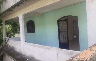 Imagem: A casa possui 3 Dormitórios, 1 Banheiro, 2 Vagas na garagem