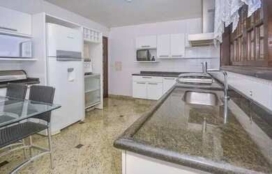 Imagem: A casa possui 3 Dormitórios, 2 Banheiros, 3 Vagas na garagem