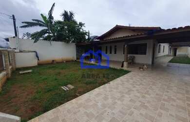 Imagem: A casa possui 3 Dormitórios, 2 Banheiros, 3 Vagas na garagem