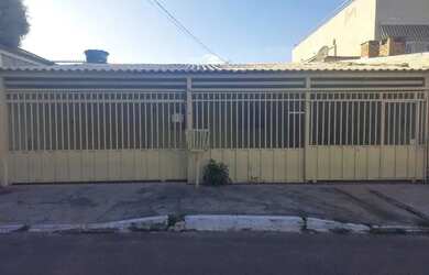 Imagem: A casa possui 3 Dormitórios, 1 Banheiro, 5 Vagas na garagem