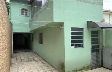 Imagem: A casa possui 2 Dormitórios, 2 Banheiros, 4 Vagas na garagem