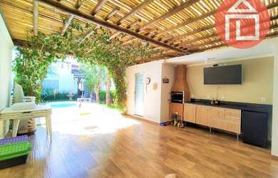 Imagem: A casa possui 3 Dormitórios, 3 Banheiros, 2 Vagas na garagem