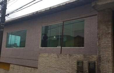 Imagem: A casa possui 3 Dormitórios, 2 Banheiros, 2 Vagas na garagem