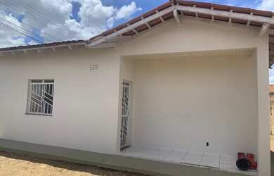 Imagem: A casa possui 2 Dormitórios, 2 Banheiros, 2 Vagas na garagem