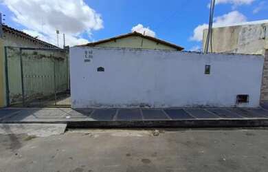 Imagem: A casa possui 3 Dormitórios, 1 Banheiro, 2 Vagas na garagem