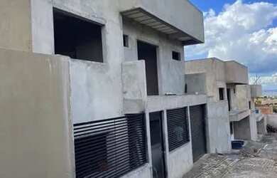 Imagem: A casa em condomínio possui 3 Dormitórios e está localizado