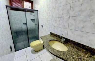 Imagem: A casa possui 3 Dormitórios, 2 Banheiros, 2 Vagas na garagem