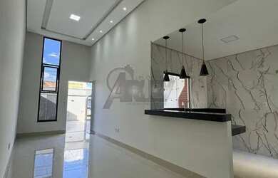 Imagem: A casa possui 3 Dormitórios, 2 Banheiros, 2 Vagas na garagem