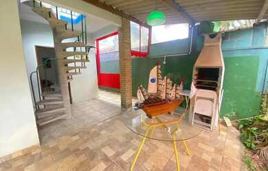 Imagem: A casa possui 1 Dormitório, 1 Banheiro, 1 Vaga na garagem