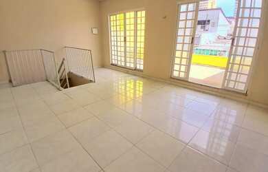 Imagem: A casa possui 4 Dormitórios, 1 Banheiro, 2 Vagas na garagem