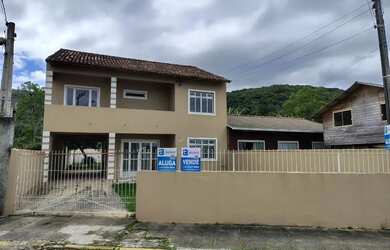 Imagem: A casa possui 4 Dormitórios, 2 Banheiros, 3 Vagas na garagem