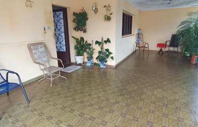 Imagem: A casa possui 3 Dormitórios, 2 Banheiros, 2 Vagas na garagem