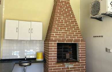 Imagem: A casa possui 5 Dormitórios, Acomodam 15 pessoas, 5 Vagas na