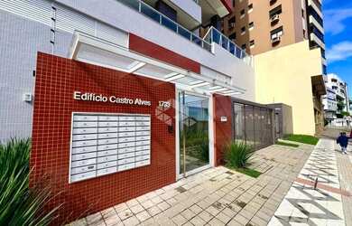 Imagem: O apartamento possui 3 Dormitórios, 1 Banheiro, 2 Vagas na