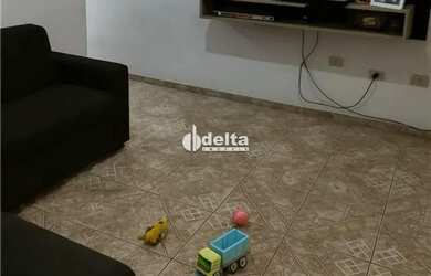 Imagem: A casa possui 2 Dormitórios, 2 Banheiros, 1 Vaga na garagem