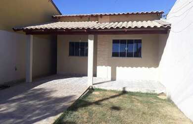 Imagem: A casa possui 2 Dormitórios, 2 Banheiros, 2 Vagas na garagem