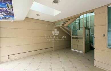 Imagem: O depósito possui 2 Vagas na garagem, 350m² de Área e está